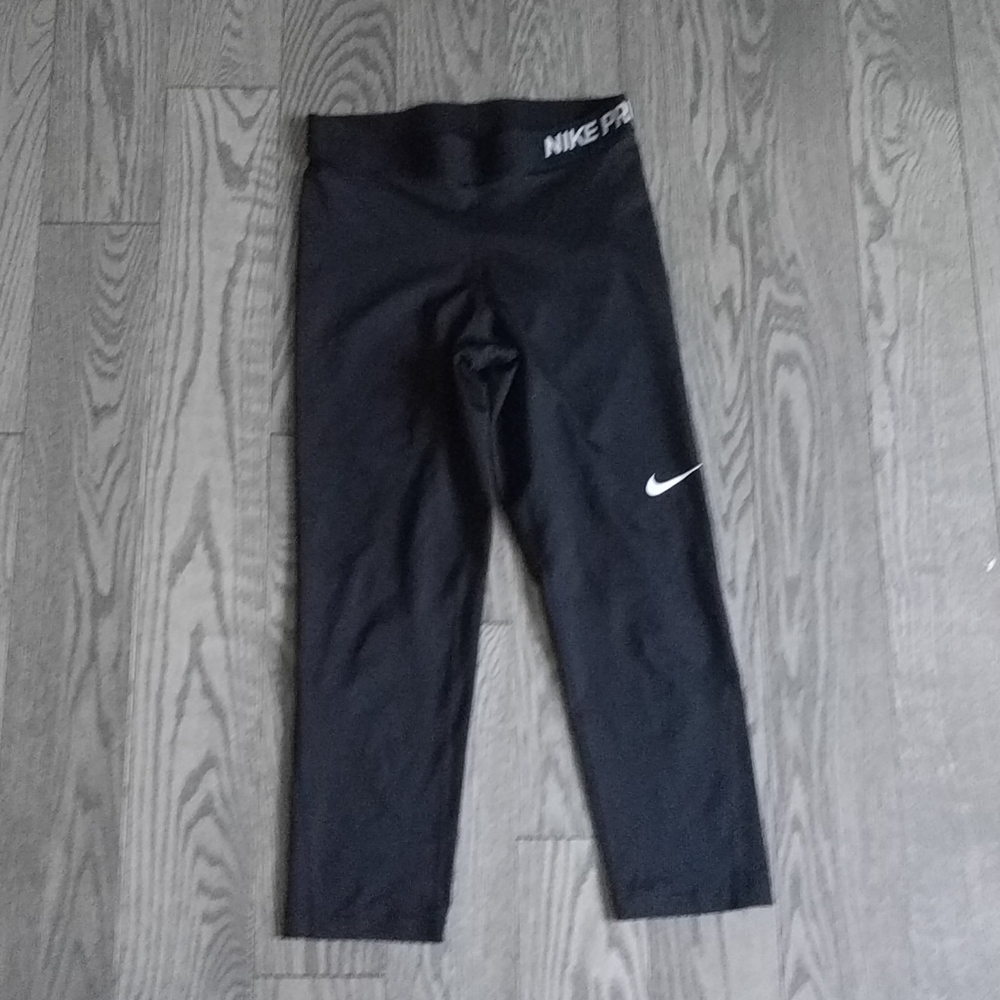 🌺🍀Black active wear Capris by Nike pro🌸👠🌺